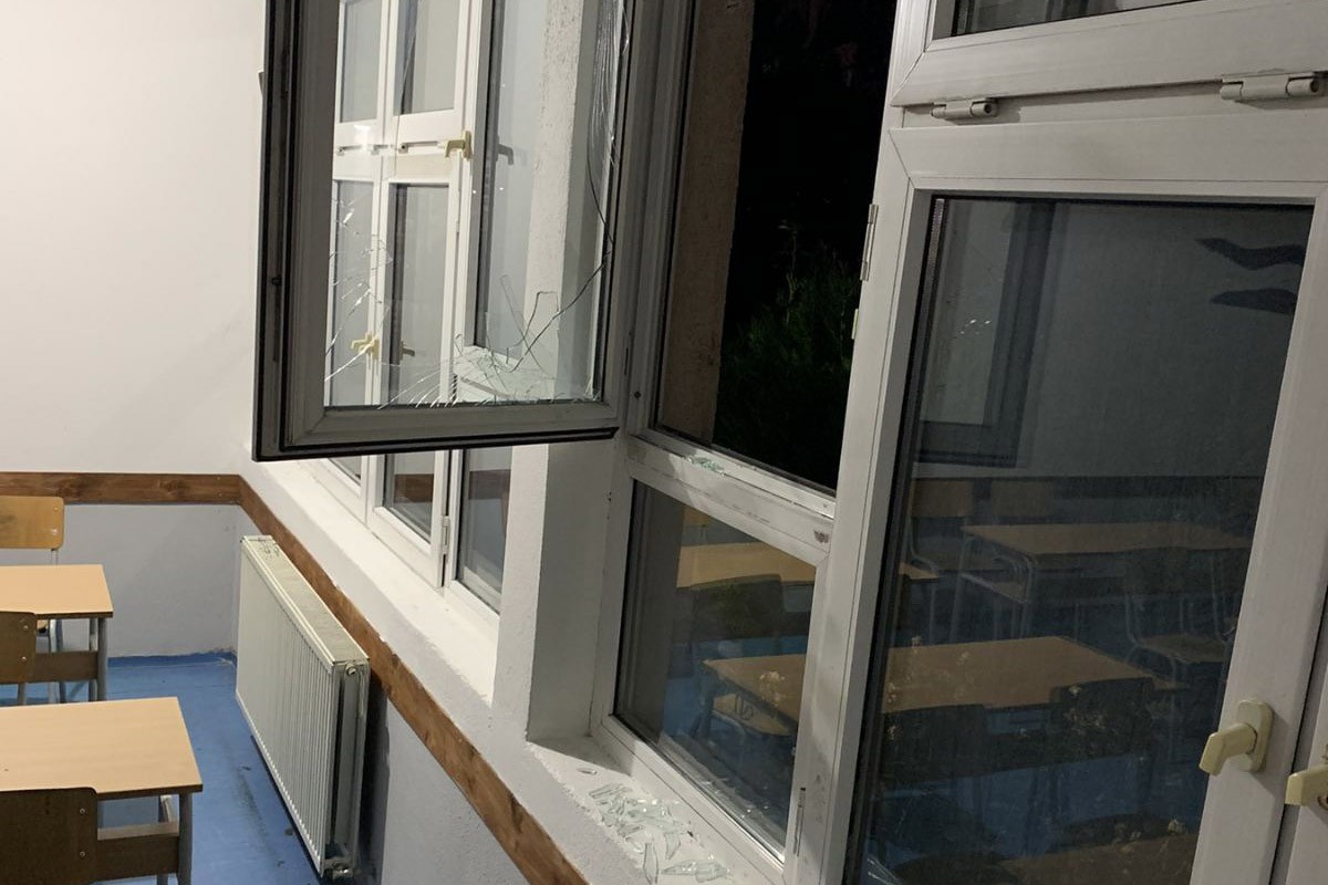 Razbijena stakla na srpskoj osnovnoj školi u Lipljanu