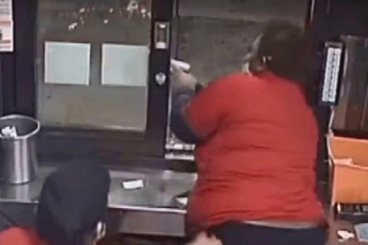 Požalio se da nije dobio krompiriće, radnica pucala na njega (VIDEO)