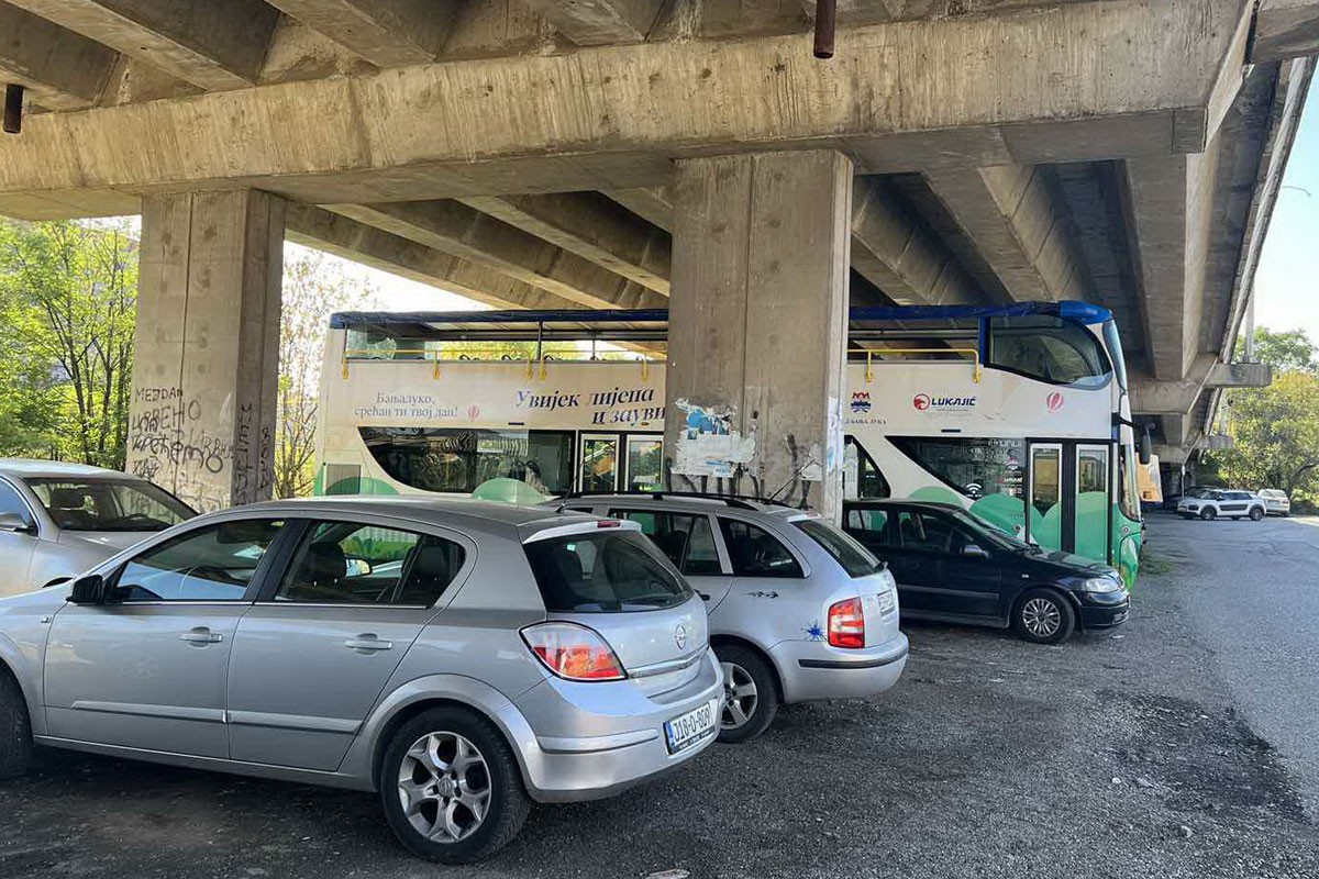 Panoramski autobus našao "skrovište" ispod nadvožnjaka u Banjaluci