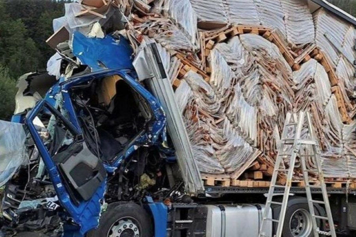 Teška saobraćajka u Austriji: Vozač iz BiH ostao zarobljen u kabini, spasavali ga vatrogasci