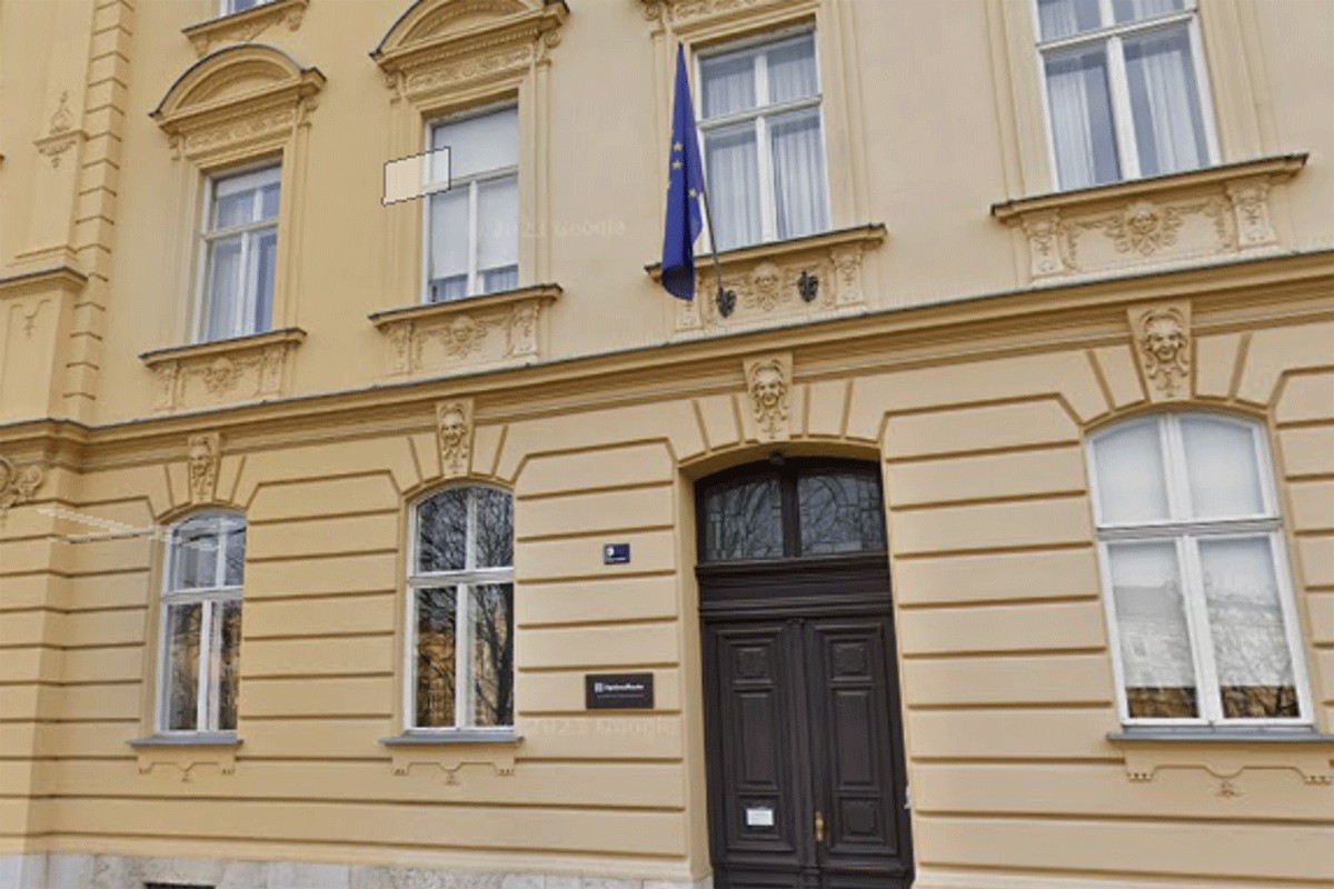 Naljepnica zastave Srbije na tabli ambasade tzv. Kosova u Zagrebu