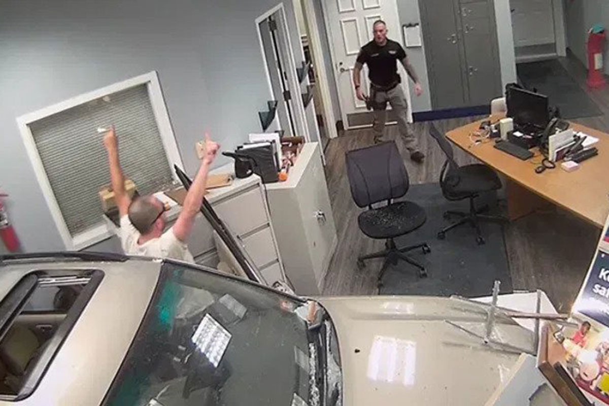 Autom uletio u policijsku stanicu (VIDEO)