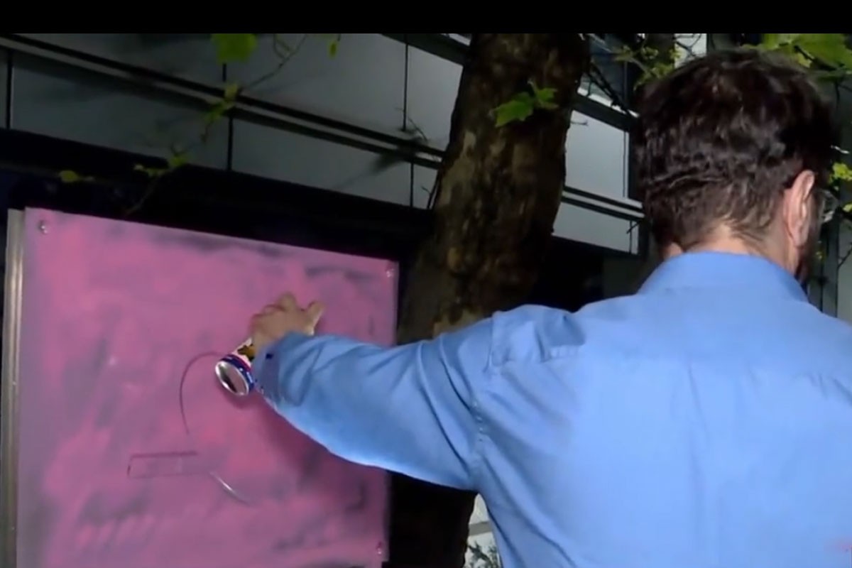 Protesti u Beogradu: Lazović ofarbao tablu ispred RTS-a u pink