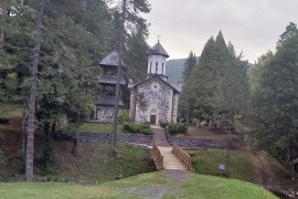 Vjernici došli ih raznih krajeva da raskrče put do manastira u FBiH ...