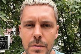 Pjeva, ne zaklapa usta, nije papagaj: Ofarbani Miloš Biković
