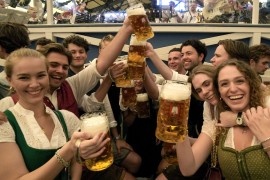 Iako je krigla piva koštala 14,9 evra, Oktoberfest oborio rekord po ...