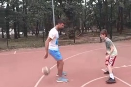 Predivna scena: Novak Đoković zaigrao košarku sa mališanima (VIDEO)