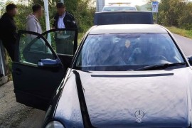 Krijumčario državljane Turske u gepeku mercedesa