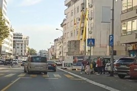 Scena sa banjalučkih ulica: Starica se saplela, građani joj pomogli ...