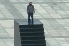 Popeo se na spomenik na centralnom trgu i prijetio bombom (Video)