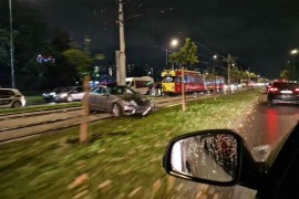Udes u Sarajevu: Automobil završio na šinama