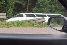 Kombi sletio sa puta i završio u kanalu