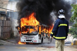 Zapalio se autobus kod Stare Pazove (VIDEO)