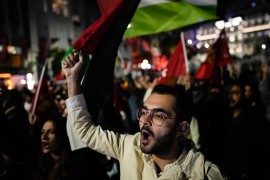 Demonstranti ispred izraelske ambasade u Jordanu nakon eksplozije u ...