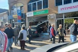 Mercedesom uletio u apoteku (VIDEO)