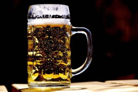 Radnik pivare snimljen kako urinira u rezervoar sa pićem