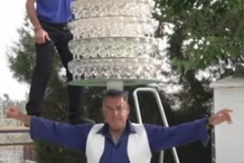 Oborio rekord za najviše čaša izbalansiranih na glavi