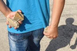 Oglasila se nastavnica koju je učenik pogodio kamenom