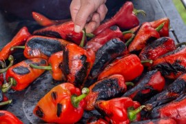 Trik naših baka: Kako da najbrže ogulite pečene paprike za ajvar