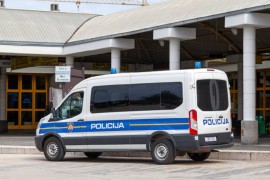 Državljani BiH švercovali 20 migranta u autu, zaradili krivične ...