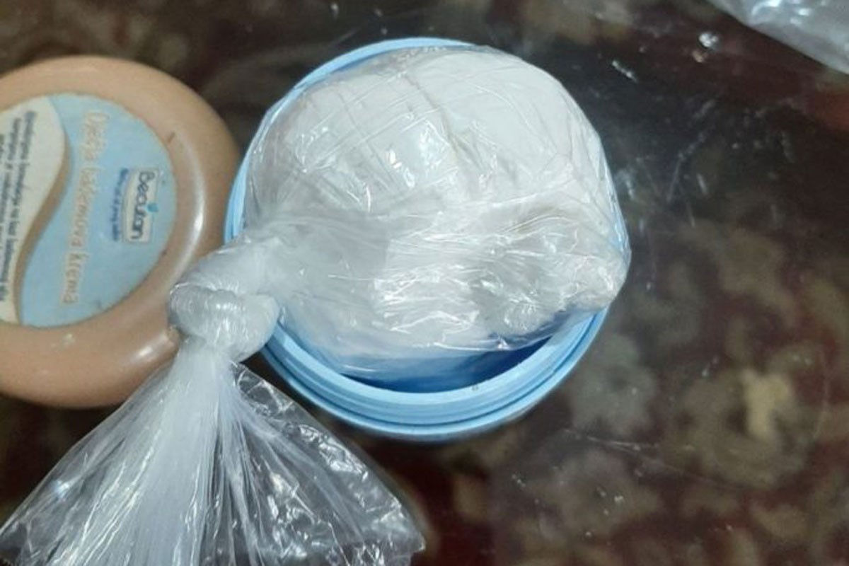 Uhapšen trojac, drogu krili u kutiji od kreme (FOTO)