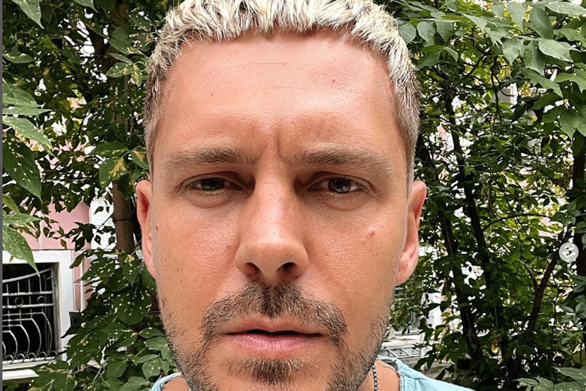 Pjeva, ne zaklapa usta, nije papagaj: Ofarbani Miloš Biković