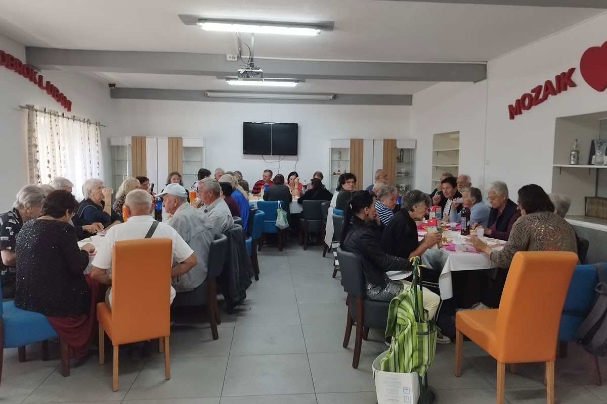 Uz pjesmu i zakusku obilježen Dan starih u "Mozaiku prijateljstva"