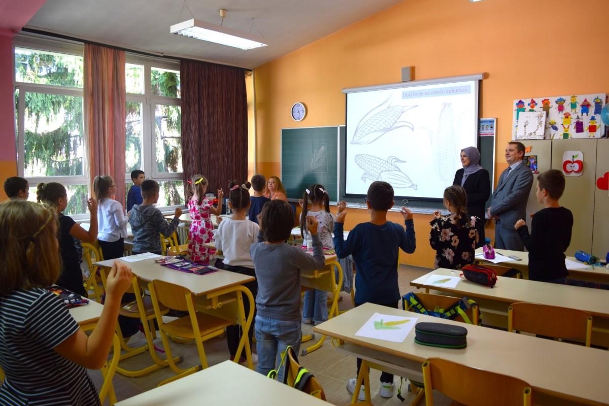 Ministrica obišla obnovljene kabinete OŠ Hrasnica