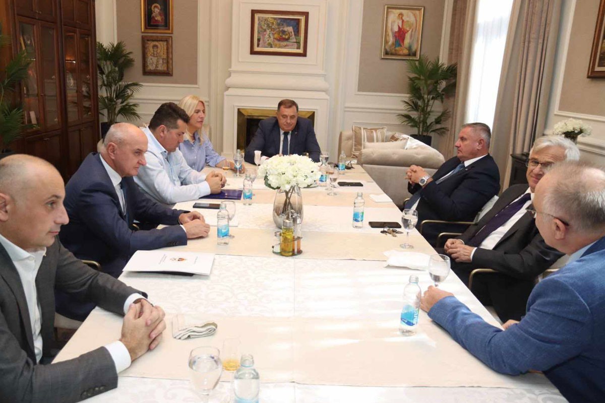 Dodik sa liderima stranaka vladajuće koalicije i najbližim saradnicima