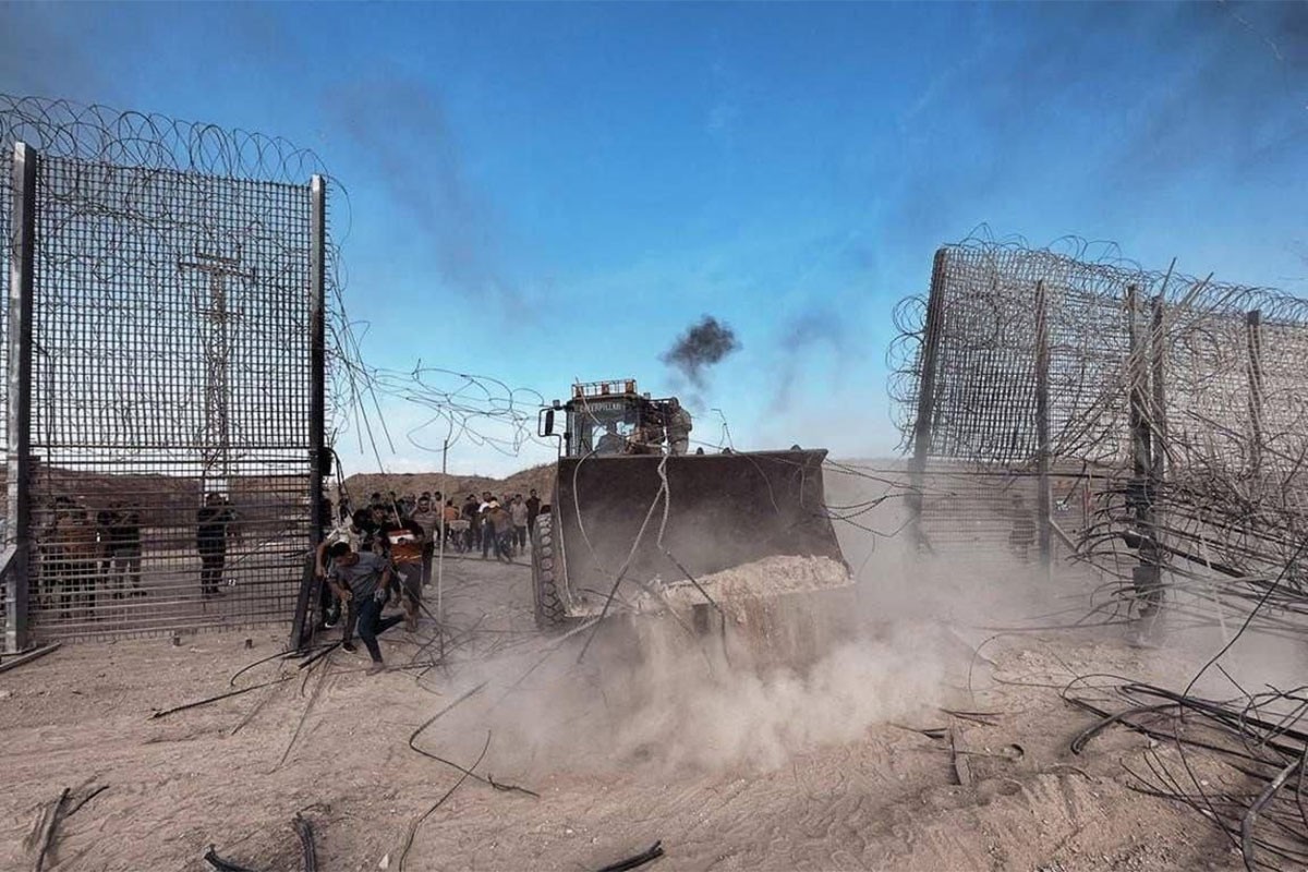 Palestinci buldožerom razvaljuju ogradu i upadaju u Izrael (VIDEO)