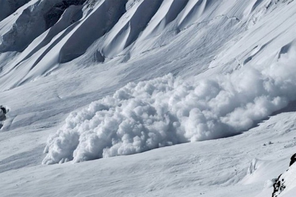 Dvoje alpinista poginulo u lavini, dvoje nestalo