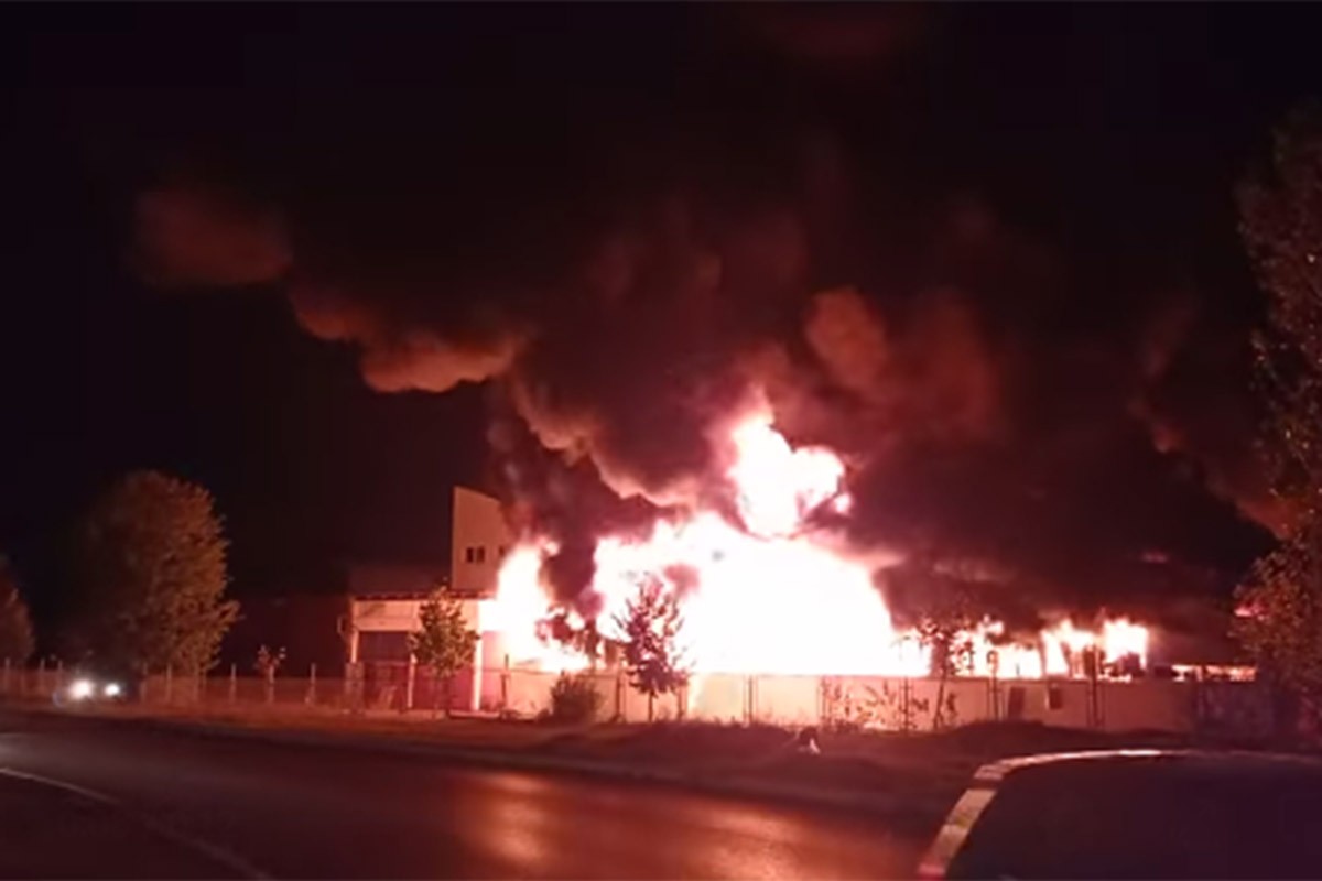 Vatrena stihija guta pogone fabrike u Gradačcu (VIDEO)