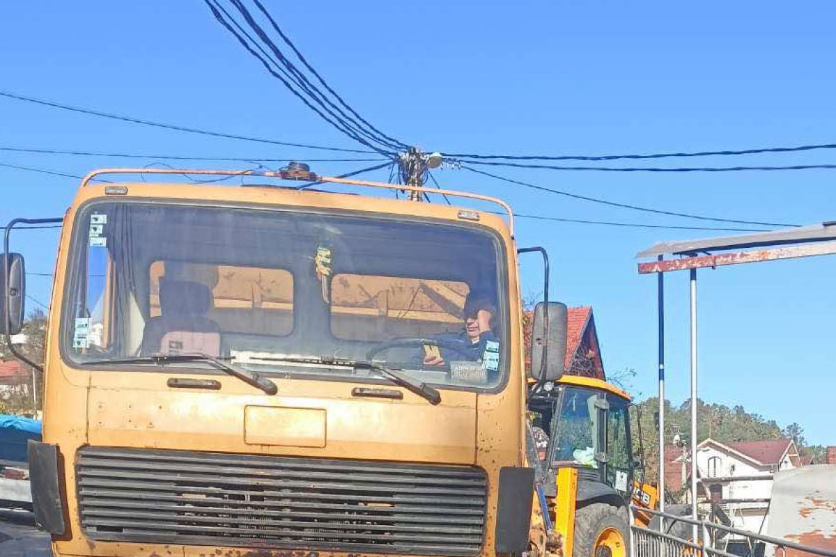 Prljava voda teče niz banjalučko naselje (VIDEO)