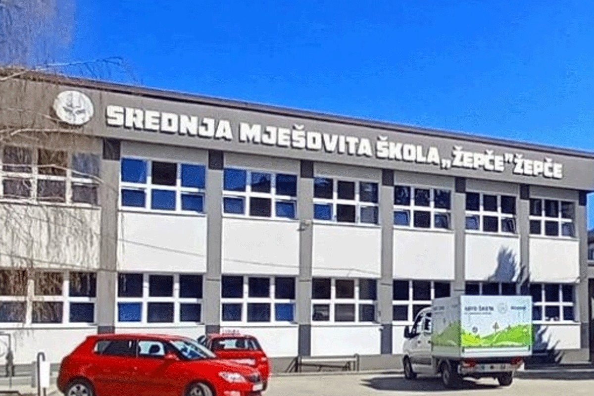 Učenik sa pištoljem po školi tražio momka sa kojim ga je prevarila djevojka