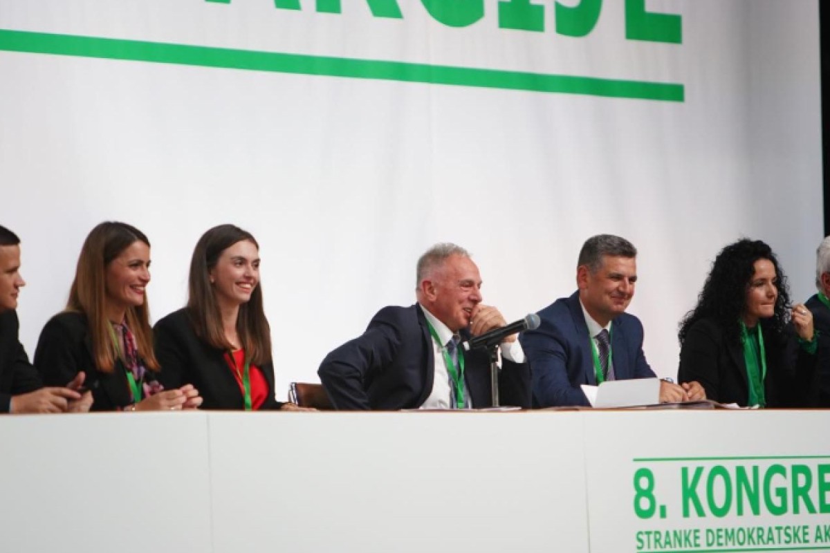 Gaf na Kongresu SDA: Genjac prozvao Mehmedovića, svi se nasmijali
