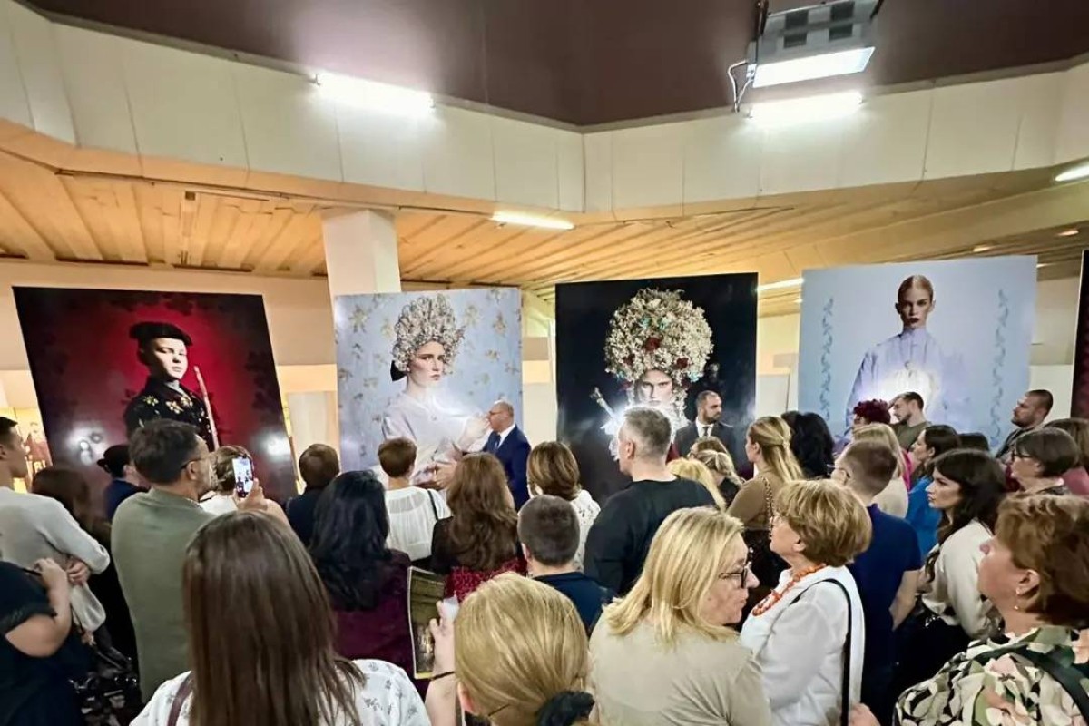 Nova postavka u MRS: Otvorena izložba "Tron" Pavela Surovog