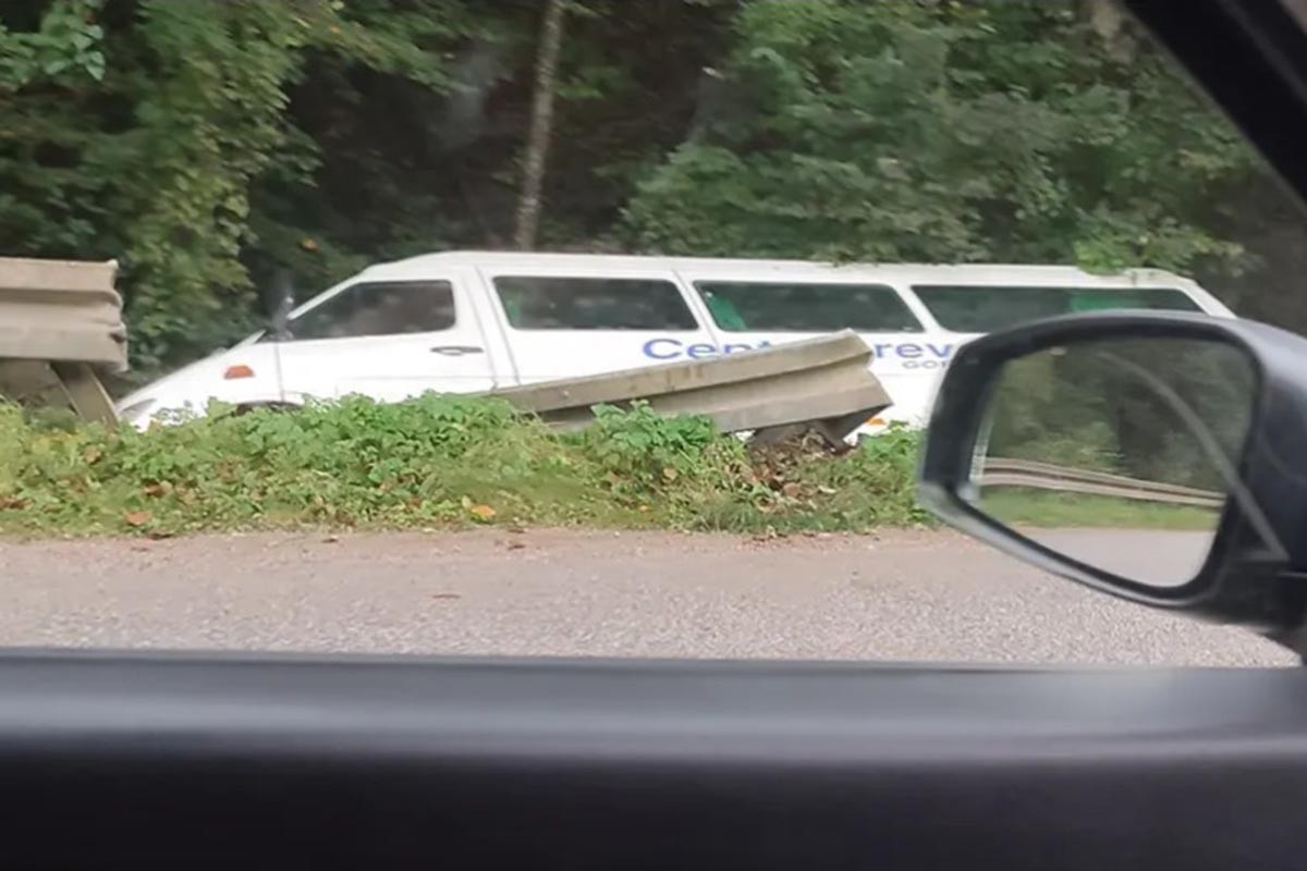 Kombi sletio sa puta i završio u kanalu