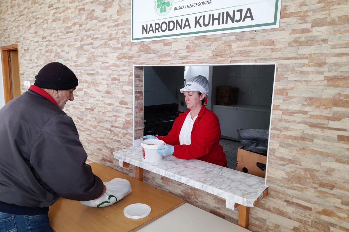 Narodna kuhinja Doboj: Ponedjeljkom i petkom težak život zaslade kolačima
