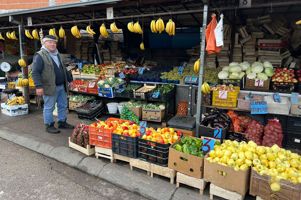 Kupci na banjalučkoj pijaci se žale na cijene, prodavci na tešku godinu