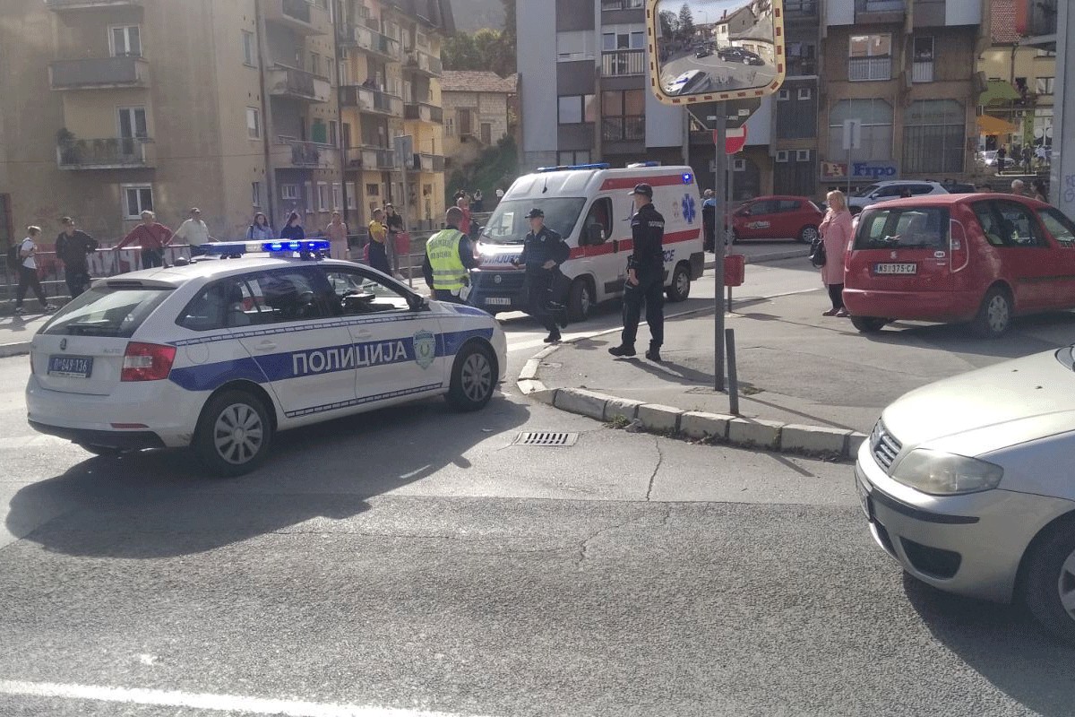 Iz mercedesa pucano na motoriste, ima ranjenih (VIDEO)