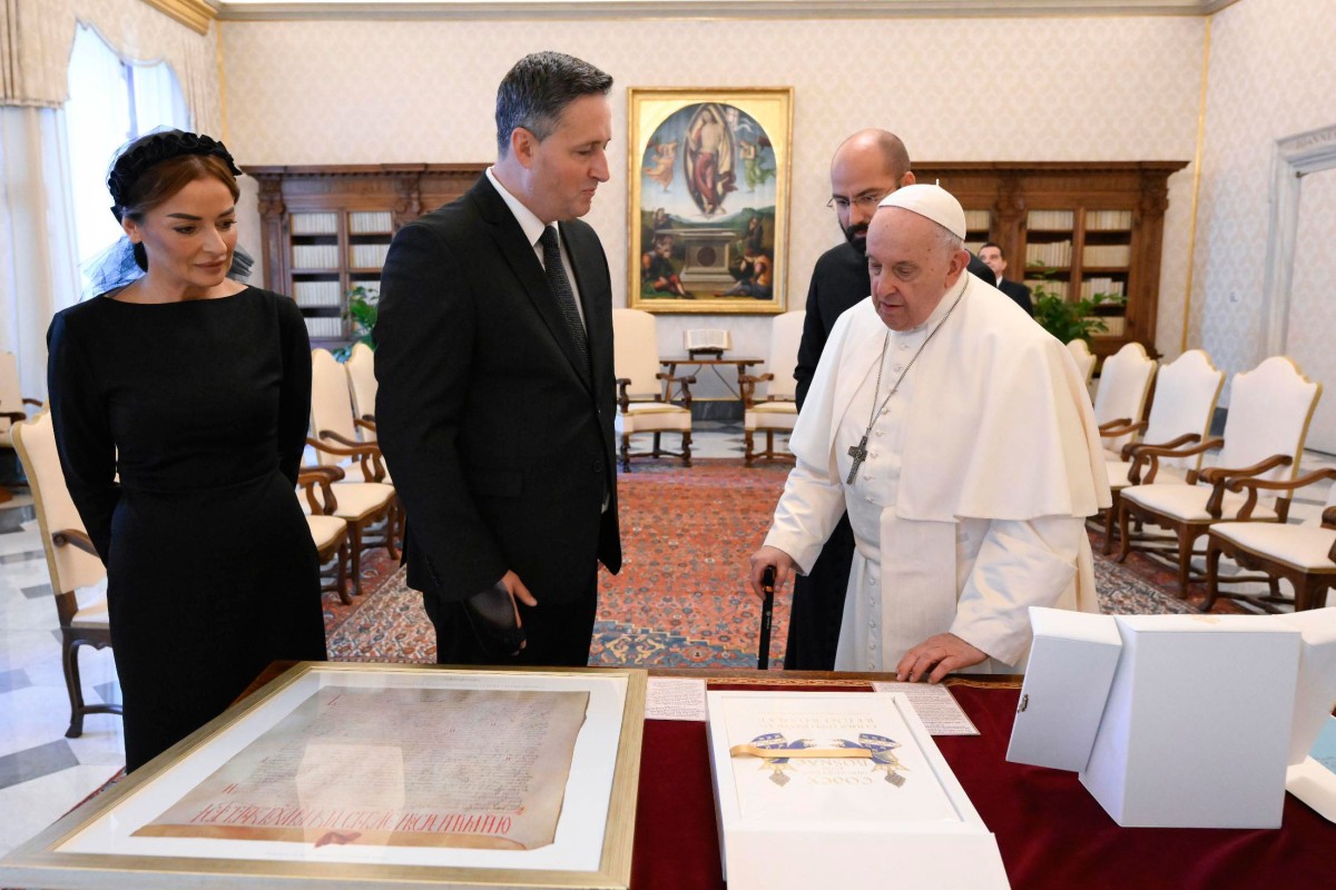 Šta je Denis Bećirović poklonio papi Franji