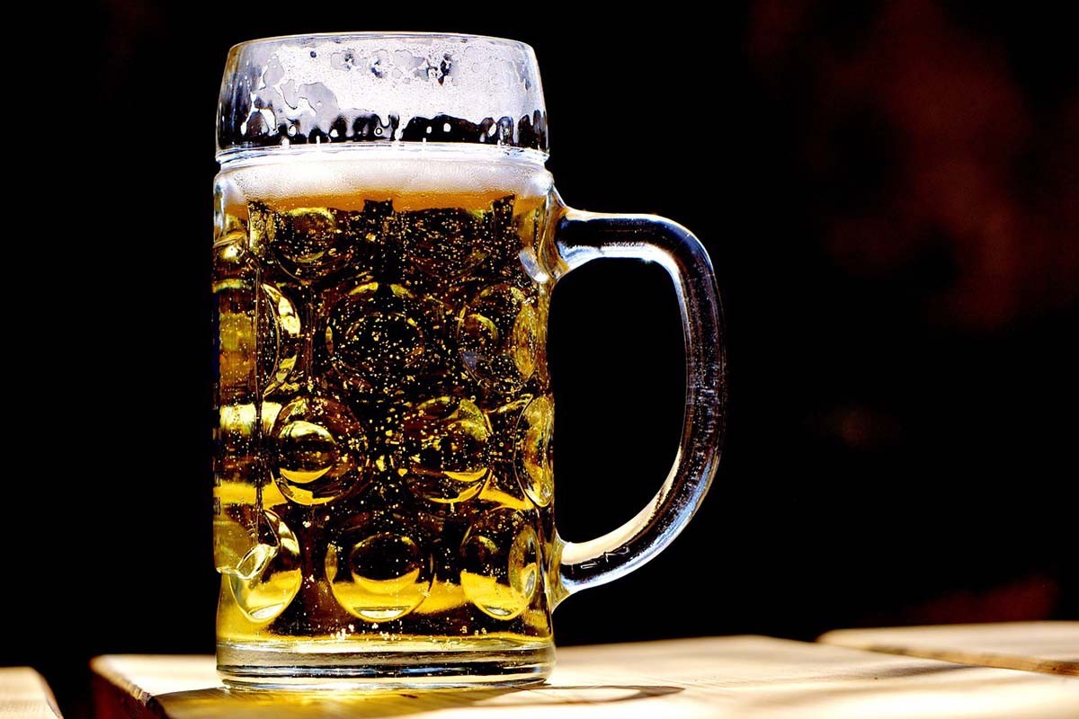 Radnik pivare snimljen kako urinira u rezervoar sa pićem