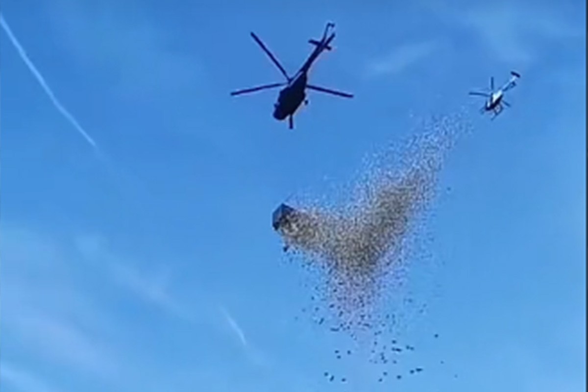 Influenser bacio milion dolara iz helikoptera, 4.000 ljudi mahnito hvatalo novac (VIDEO)