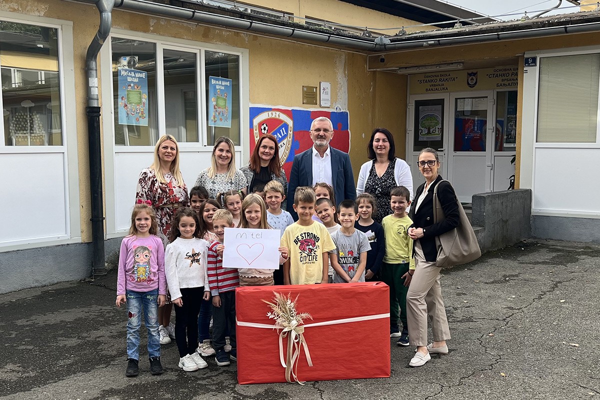 m:tel poklonio još jedan televizor osnovnoj školi