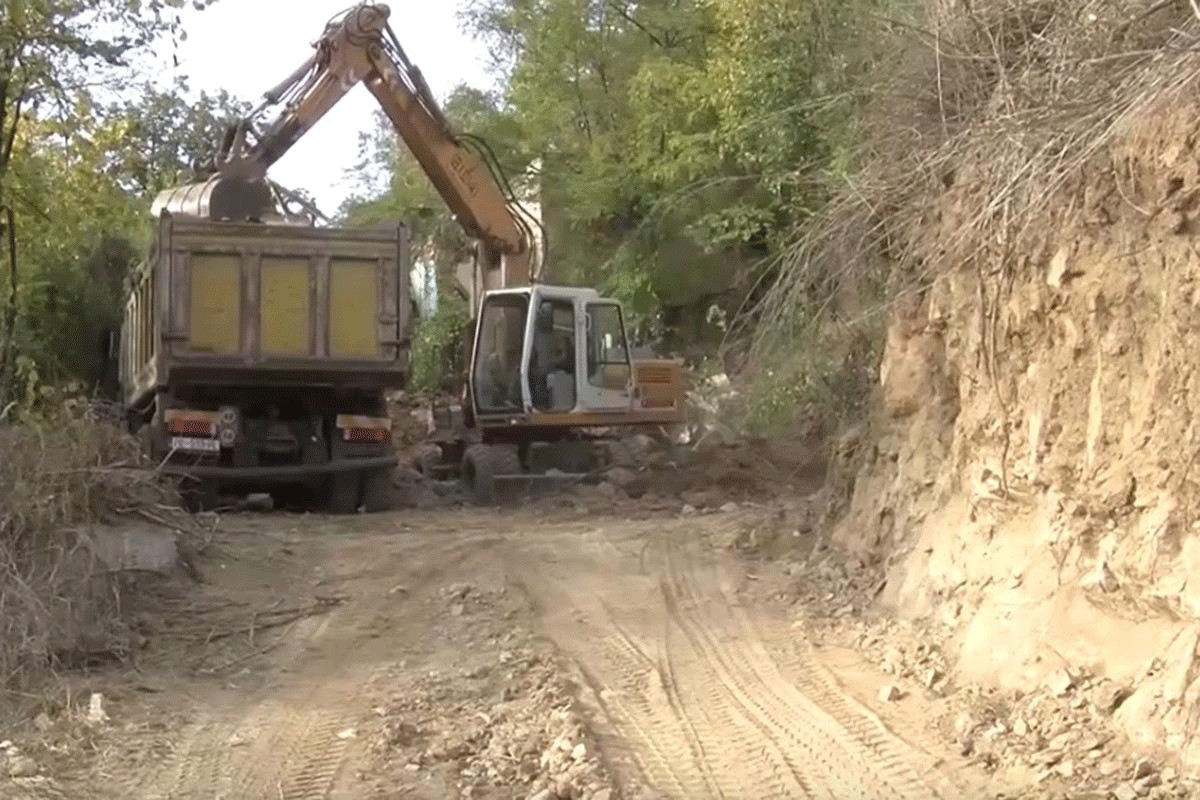 Obustavljena gradnja puta preko zaoranog pravoslavnog groblja u Mitrovici