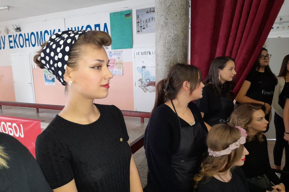 Učenici iz Doboja u svoje frizure unijeli dašak prošlosti (FOTO)