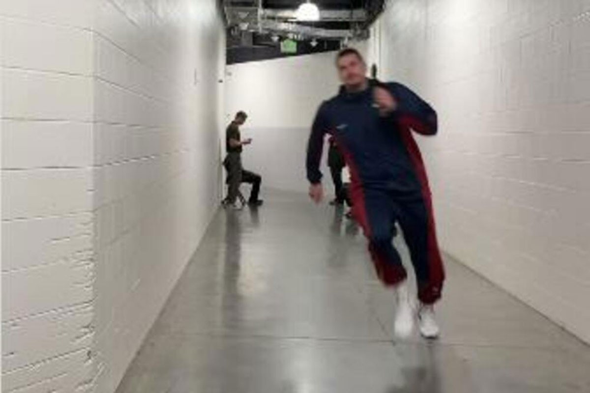 Jokić snimljen kako jurca kroz hodnik hale (VIDEO)