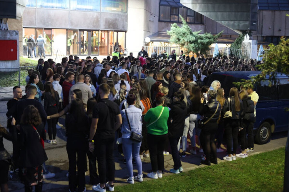 Velike gužve ispred Zetre uoči koncerta Aleksandre Prijović