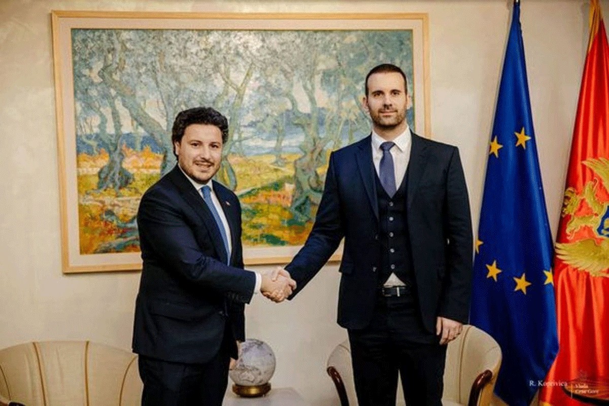 Abazović predao dužnost Spajiću uz obećanu tortu (FOTO)