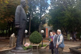Položeno cvijeće na spomenike Dučiću i Njegošu